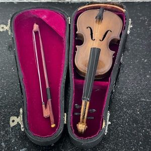Vintage Miniature Decoration Violin in Case 2.5” X7”